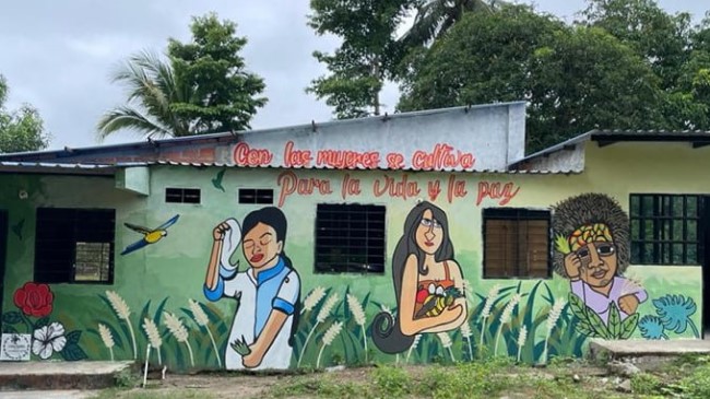 A mural on the side of a building in Colombia, depicting women gathering crops. The mural is entitled ‘Women cultivate for life and peace’ and is by artist Álvaro Saúl Pérez Peña..